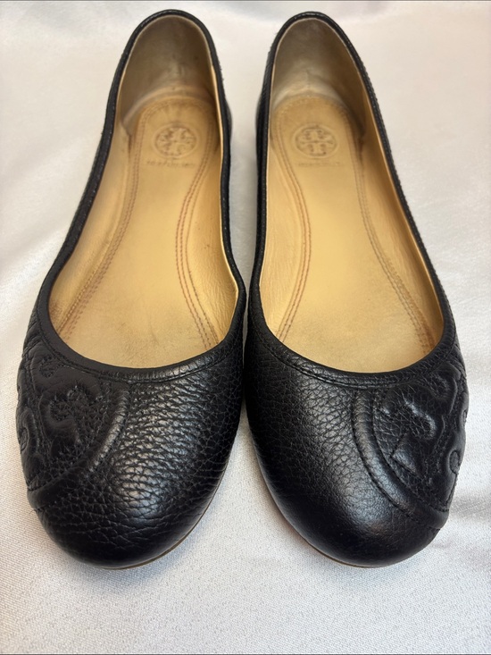 Tory Burch Shoes - Tory Burch Black Pebbled Leather Logo Ballet Flats